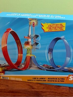 Loop & Launch Stunt Set - hot wheels brand new